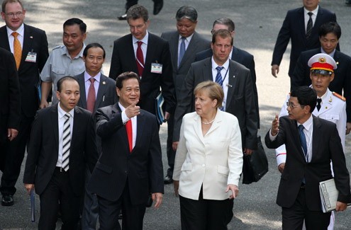 Tới Việt Nam lần này, đi cùng bà Merkel là phái đoàn hùng hậu, tròng đó có đại diện của 15 doanh nghiệp hàng đầu nước Đức.